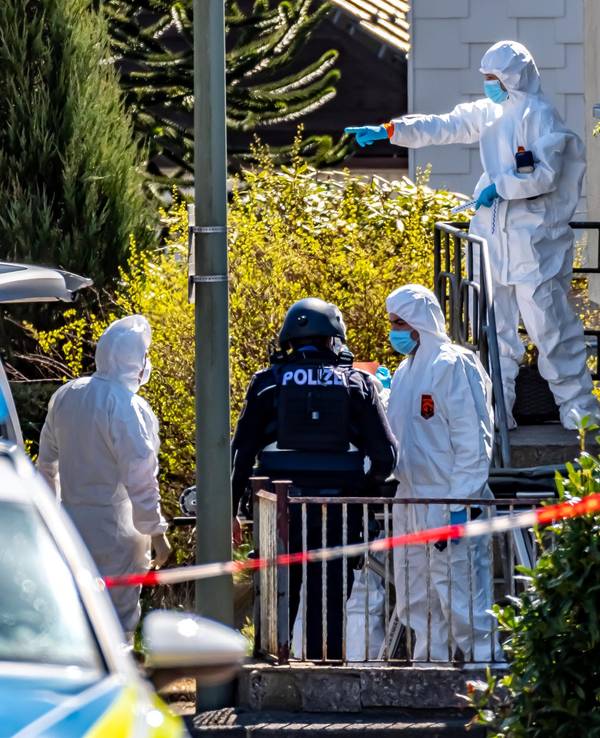 Spurensicherung und Polizei arbeiten in Weitefeld im Westerwald. Drei Menschen sind am 6. April 2025 in Weitefeld im Westerwald tot aufgefunden worden.