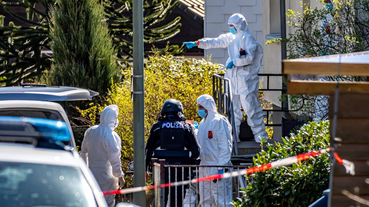 Spurensicherung und Polizei arbeiten in Weitefeld im Westerwald. Drei Menschen sind am 6. April 2025 in Weitefeld im Westerwald tot aufgefunden worden.
