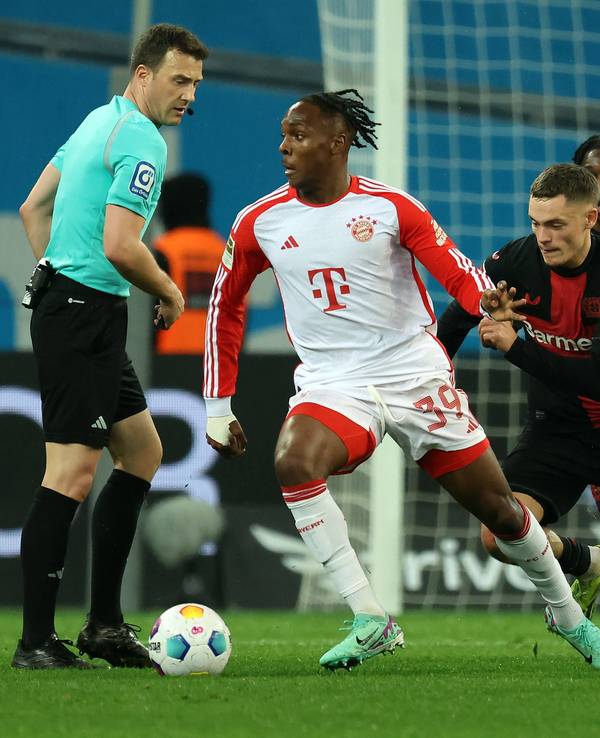 Mathys Tel führt, bedrängt von Florian Wirtz, den Ball.