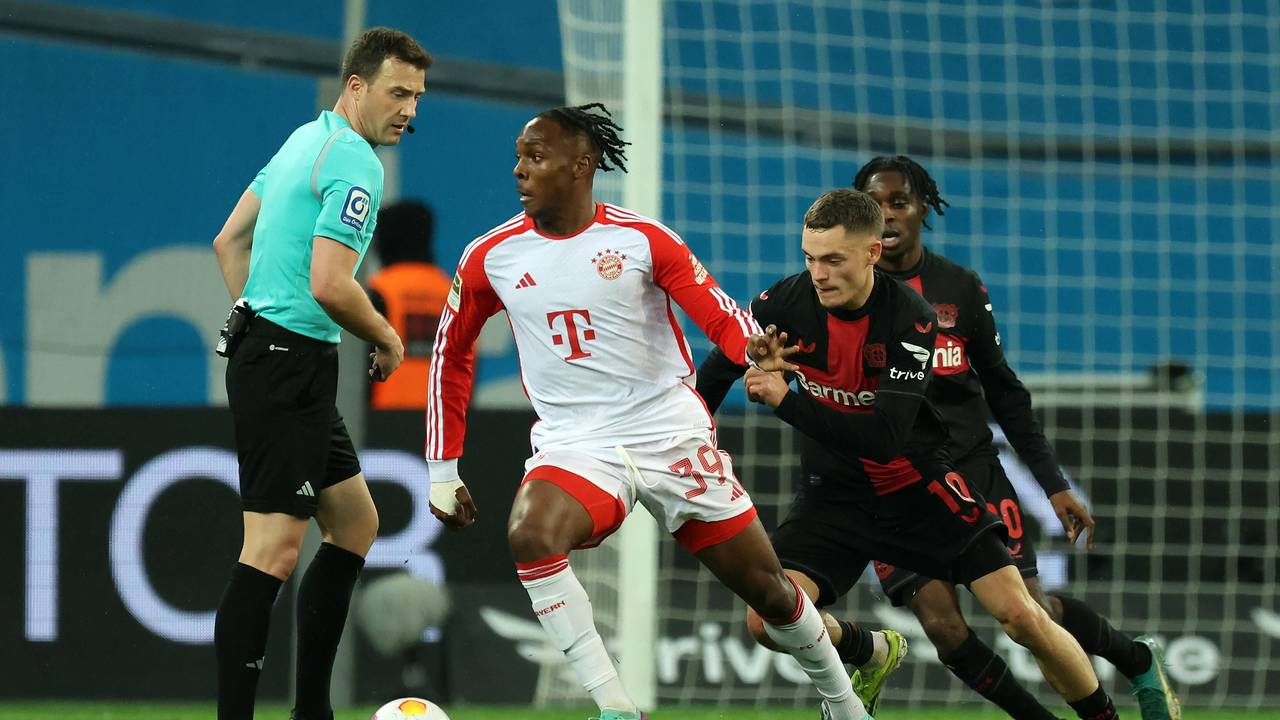 Mathys Tel führt, bedrängt von Florian Wirtz, den Ball.