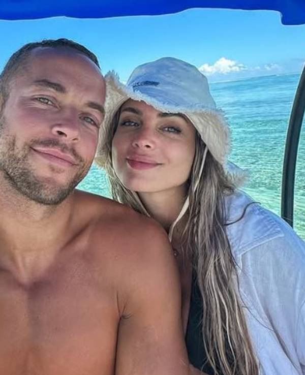 Zu sehen sind Ex-Basketballer Andrej Mangold und seine Ex-Verlobte Annika Jung im Urlaub auf einem Boot.