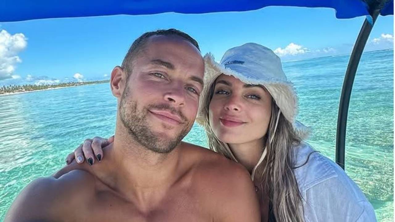 Zu sehen sind Ex-Basketballer Andrej Mangold und seine Ex-Verlobte Annika Jung im Urlaub auf einem Boot.