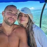 Zu sehen sind Ex-Basketballer Andrej Mangold und seine Ex-Verlobte Annika Jung im Urlaub auf einem Boot.