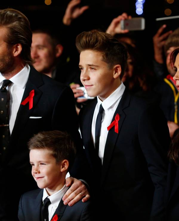 David und Victoria Beckham im Dezember 2013 mit ihren Söhnen Brooklyn, Romeo und Cruz. Die Familie wurde damals von Craig Ainsworth beschützt.