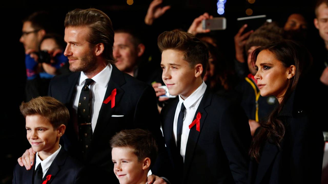 David und Victoria Beckham im Dezember 2013 mit ihren Söhnen Brooklyn, Romeo und Cruz. Die Familie wurde damals von Craig Ainsworth beschützt.