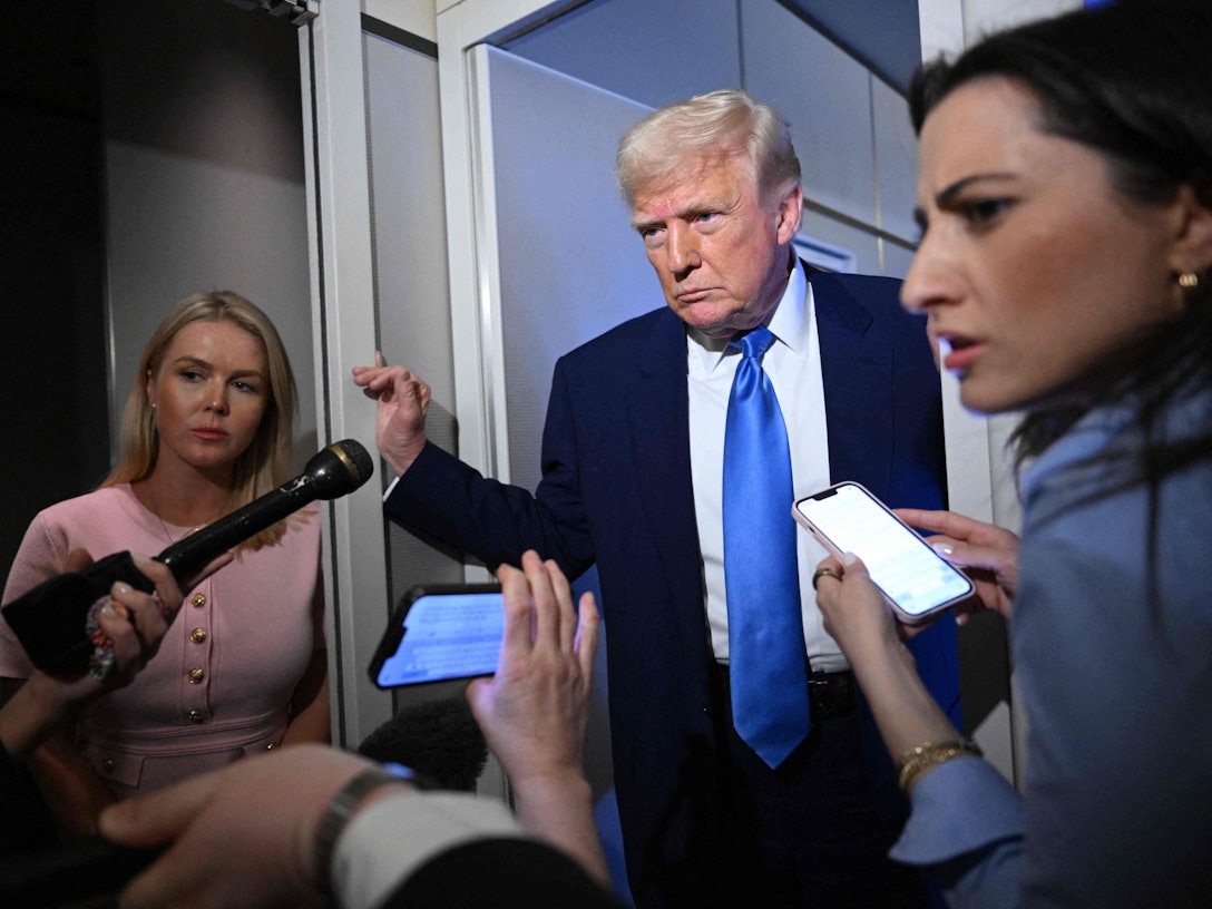 Donald Trump sprach an Bord der Air Force One zu Journalisten und spielte die heftigen Kurseinbrüche an der Börse herunter.