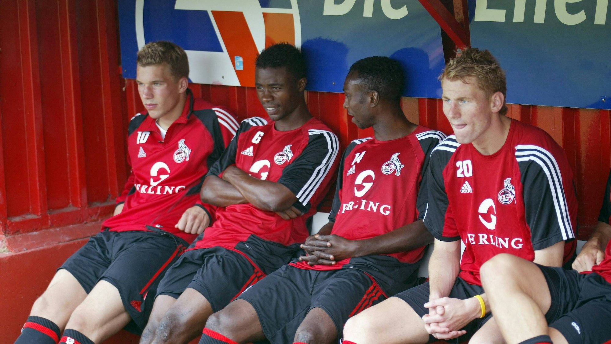 Die FC-Ersatzbank bei einem Testspiel am 30. Juli 2005 mit Lukas Podolski, Andrew Sinkala, Rolf-Christel Guié-Mien und Lukas Sinkiewicz (v.l.n.r.).