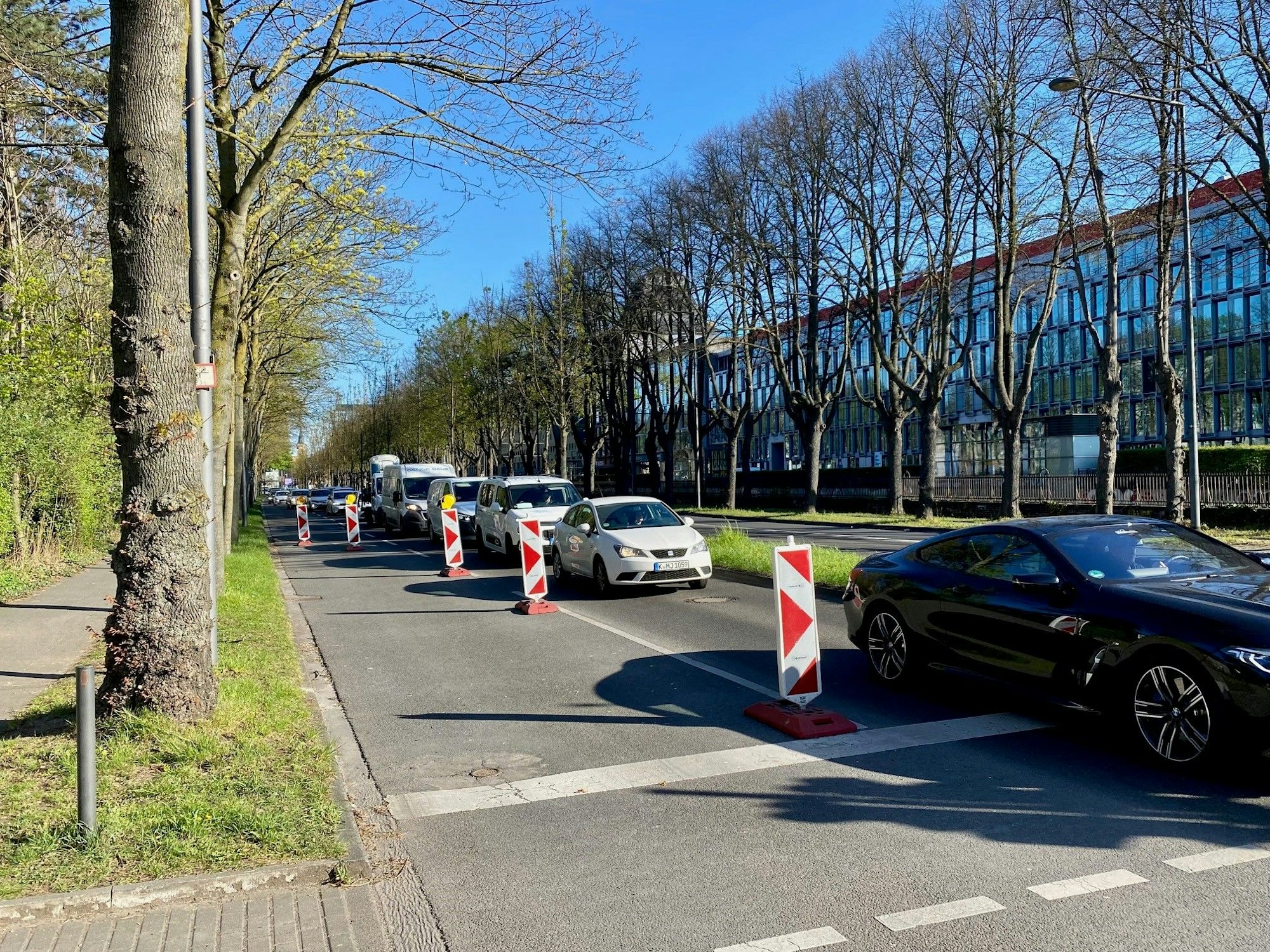 Autos stehen neben einer Baustelle im Stau.