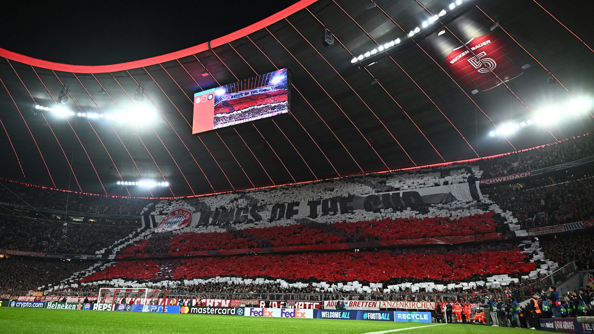 Bayern-Fans zeigen eine Choreografie mit dem Schriftzug „Kings of the cup“.