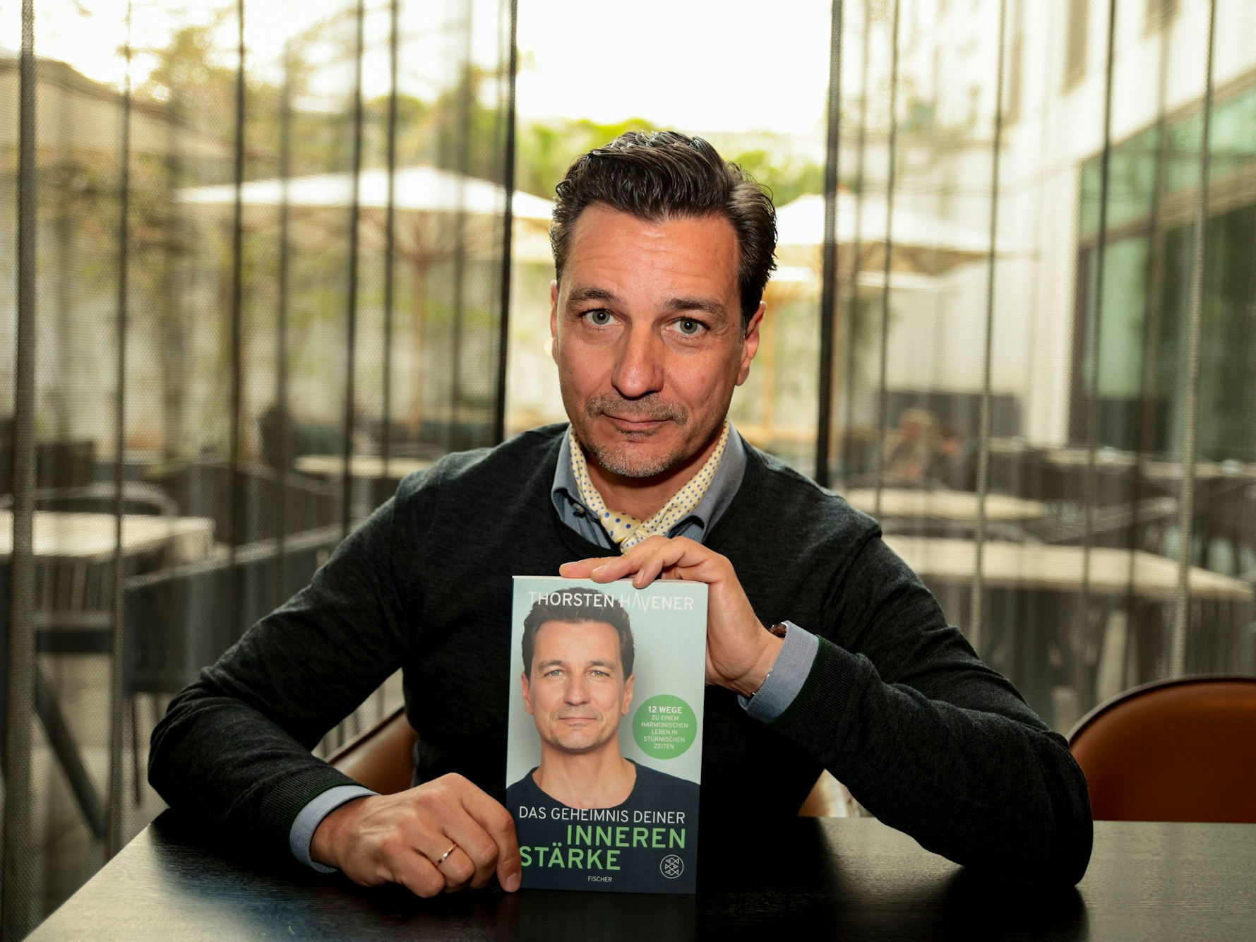 Thorsten Havener präsentiert sein Buch.