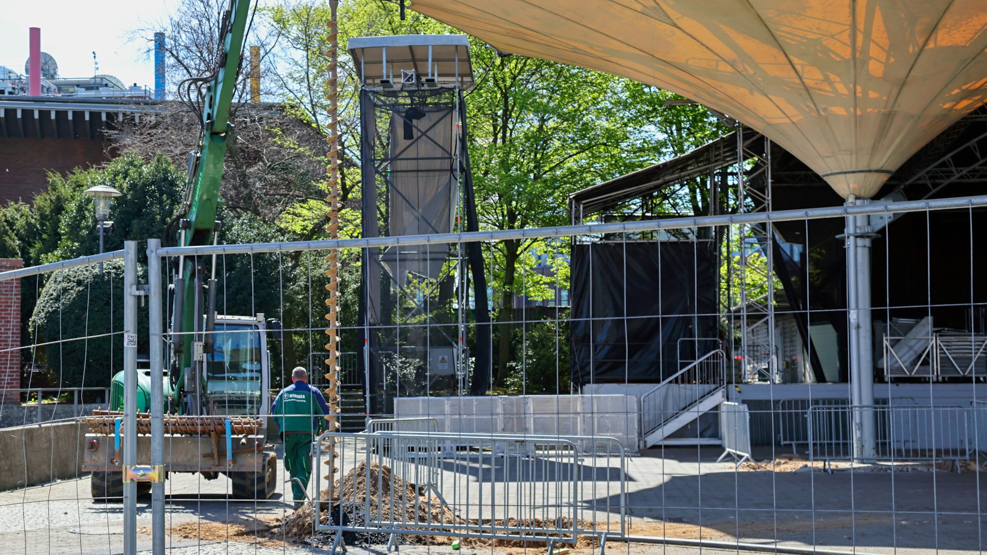 Bohrungen im Boden des Tanzbrunnens, um Bomben zu finden.