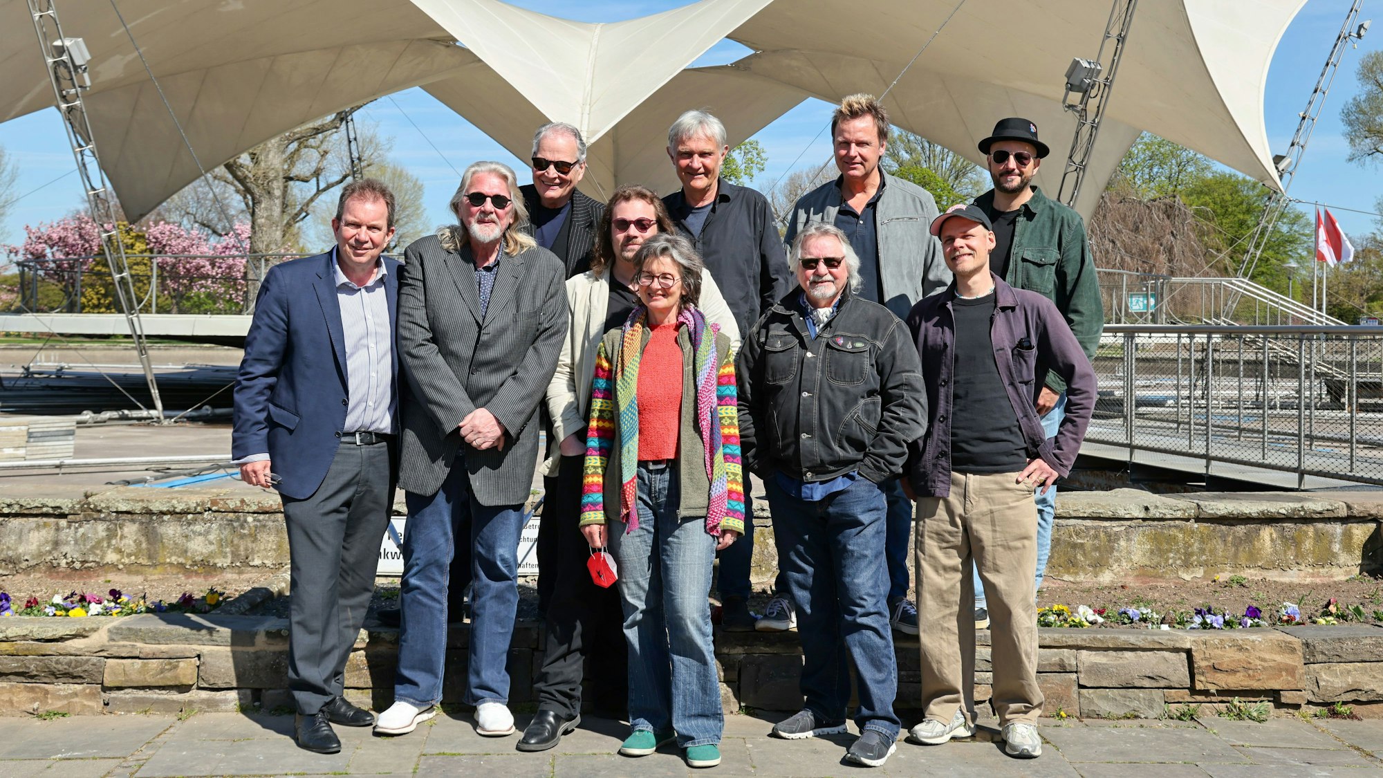 Ralf Nüsser mit Künstlern und Veranstaltern im Tanzbrunnen.