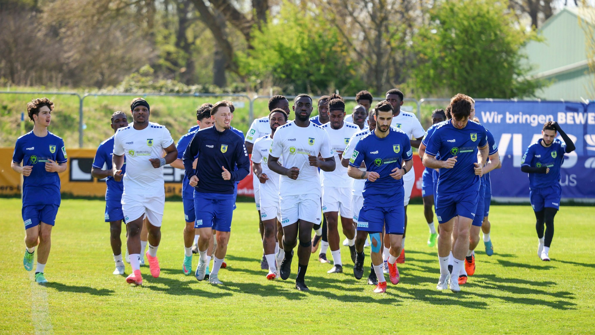 Die Spieler laufen sich beim Spieler-Casting des 1. FC Düren warm.