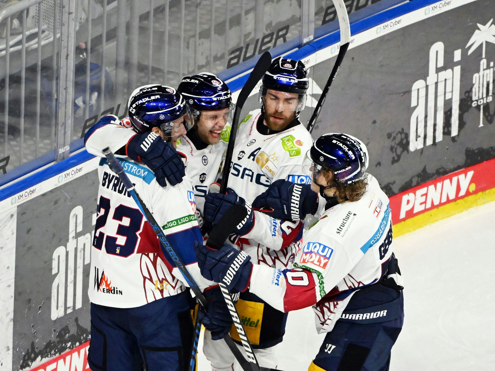 Von links nach rechts: Die Berliner Blaine Byron, Lean Bergmann, Marcel Noebels und Korbinian Geibel bejubeln den Treffer zum 2:4 durch Lean Bergmann.