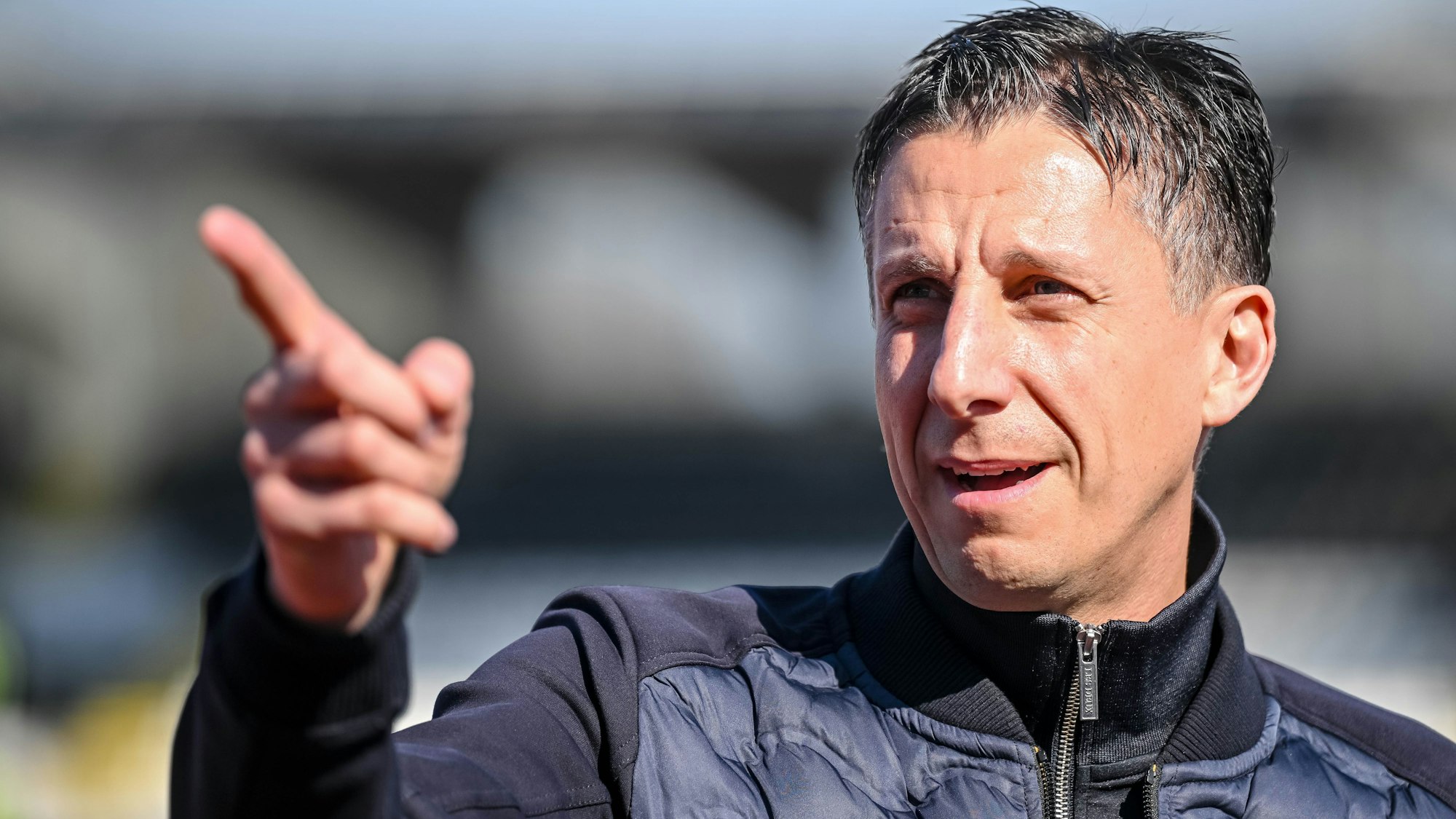 Kölns Geschäftsführer Sport Christian Keller steht vor dem Spiel im Stadion.