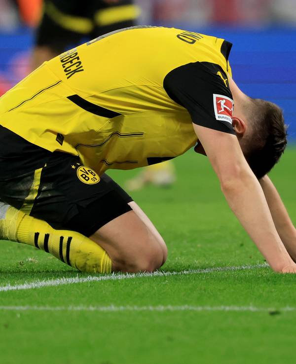 Nico Schlotterbeck hockt auf dem Boden.
