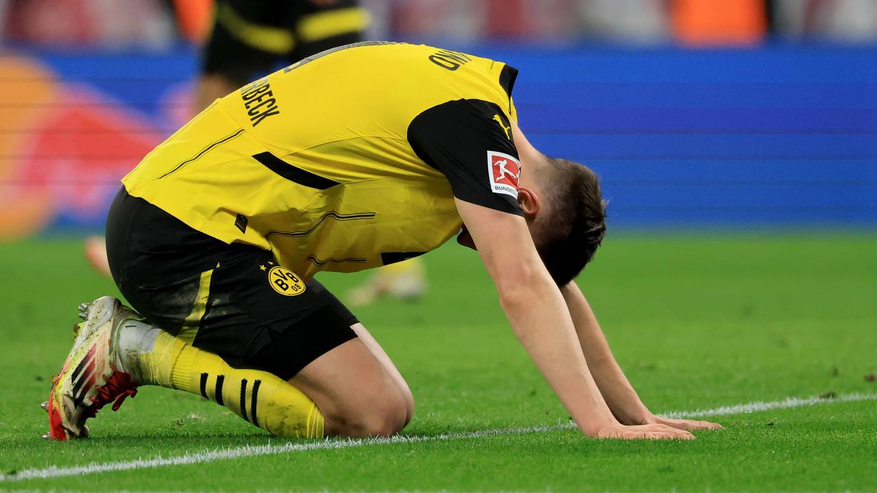 Nico Schlotterbeck hockt auf dem Boden.