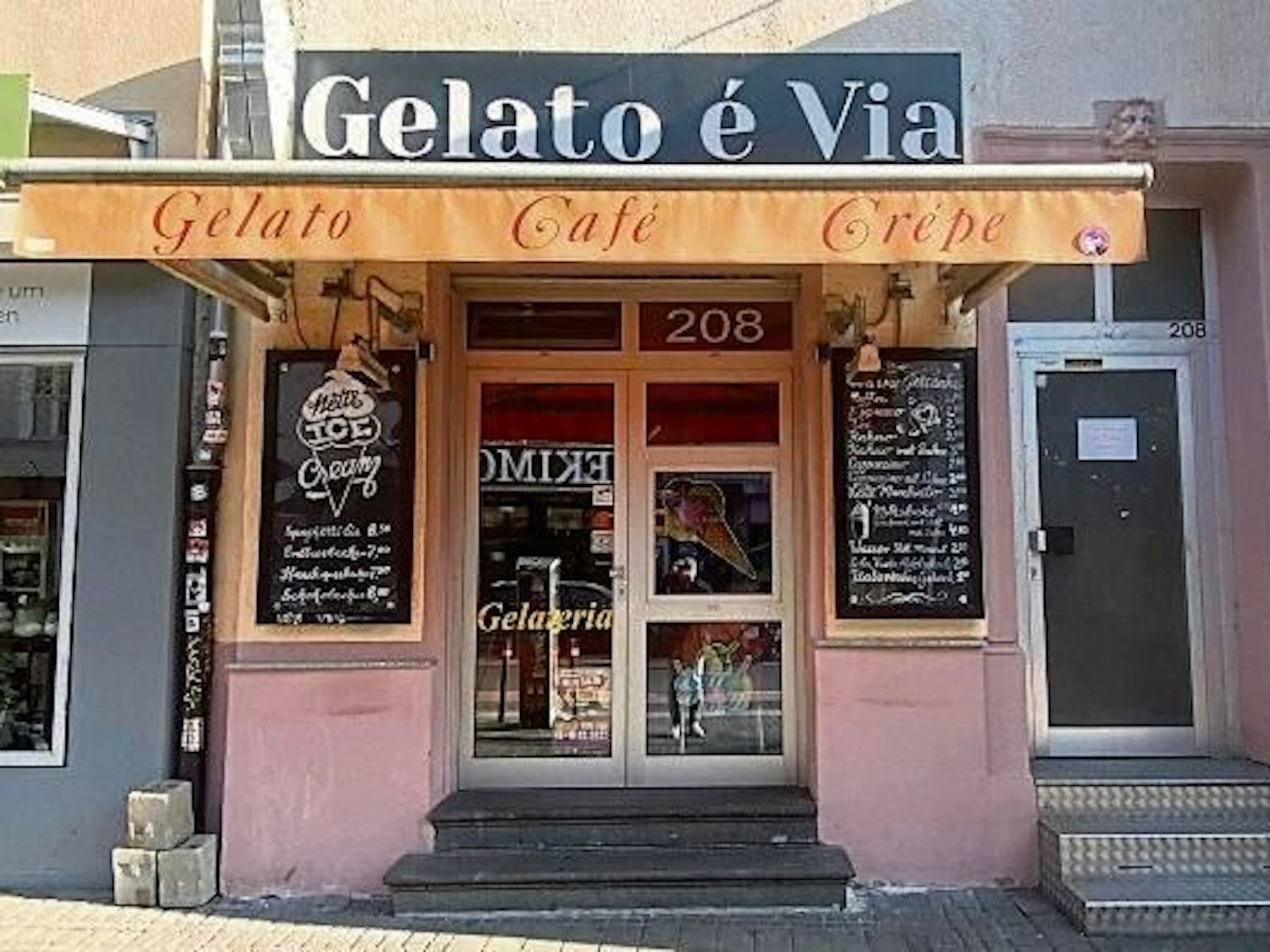 Blick auf ein Eiscafé.