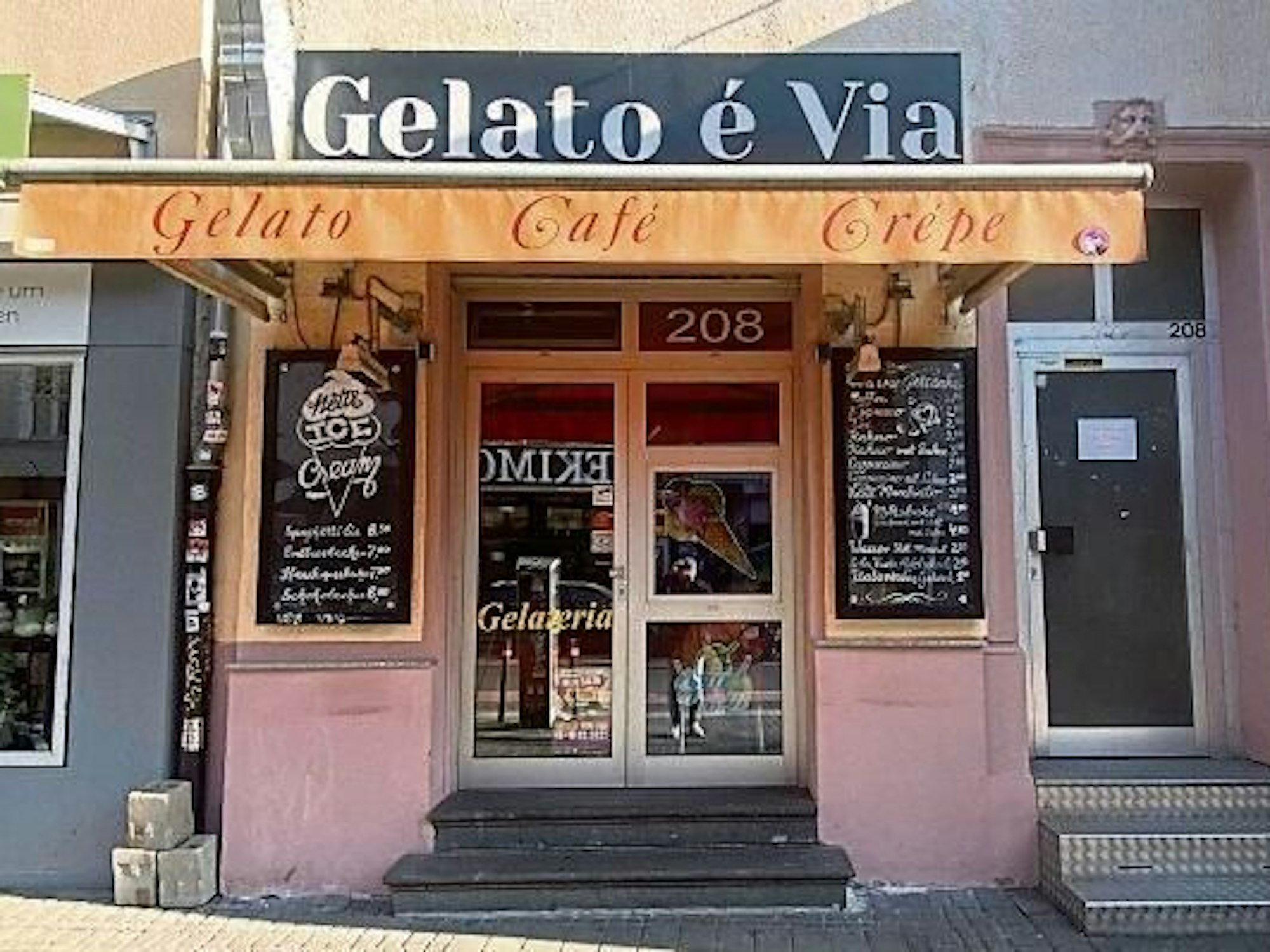 Blick auf ein Eiscafé.