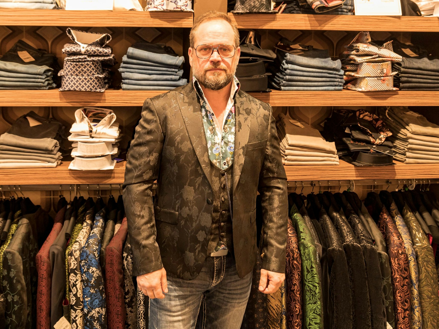 Einzelhändler Detlev Bernert steht in seinem Geschäft.