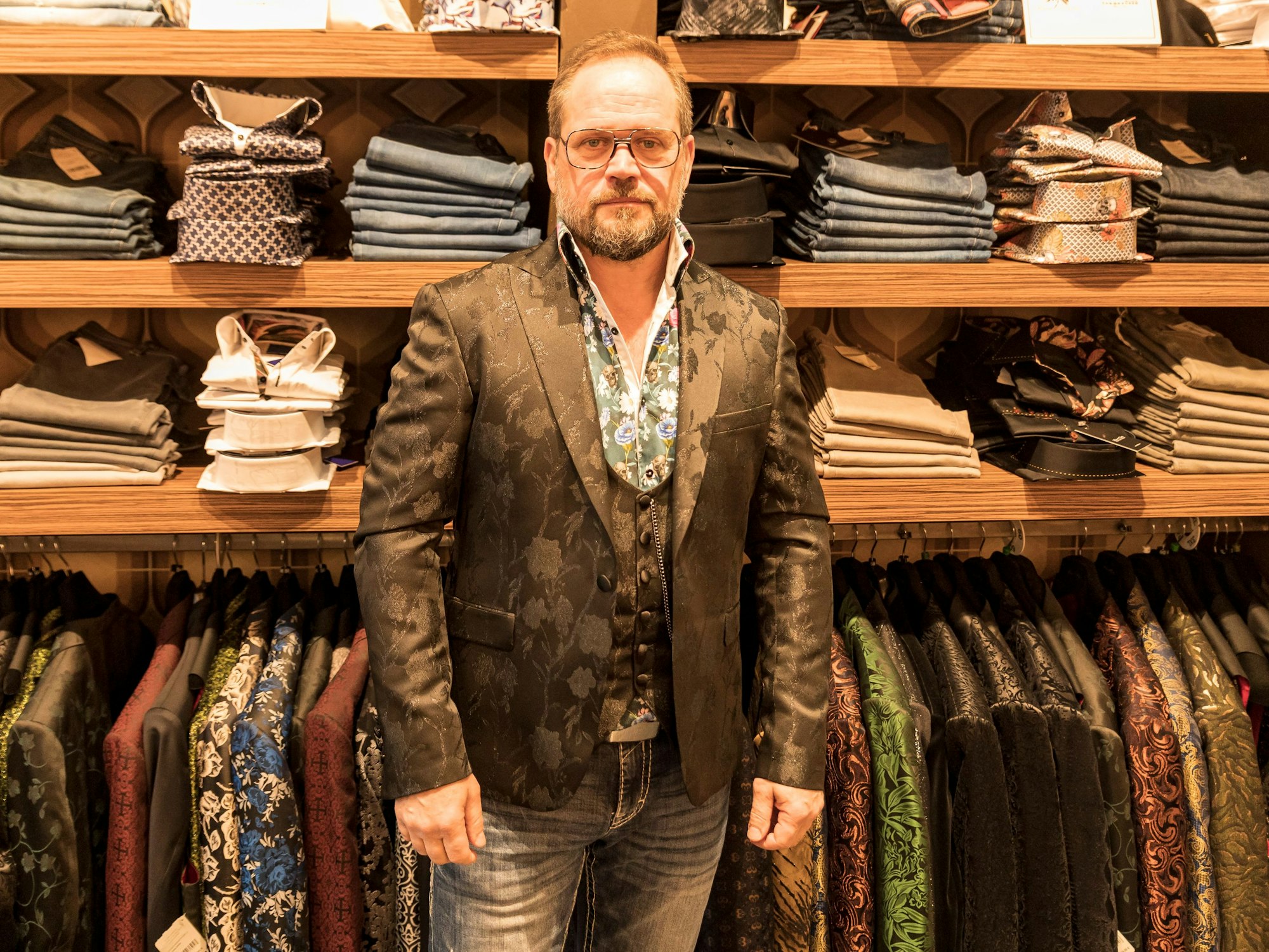 Einzelhändler Detlev Bernert steht in seinem Geschäft.