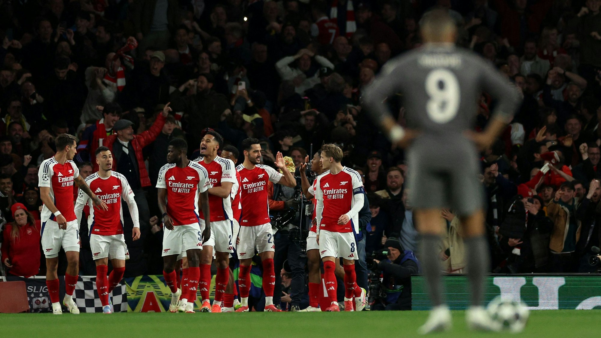 Die Spieler des FC Arsenal jubeln gemeinsam.