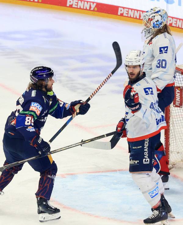 Zach Boychuk und Lukas Kaelble im Spiel der Eisbären Berlin gegen die Adler Mannheim.