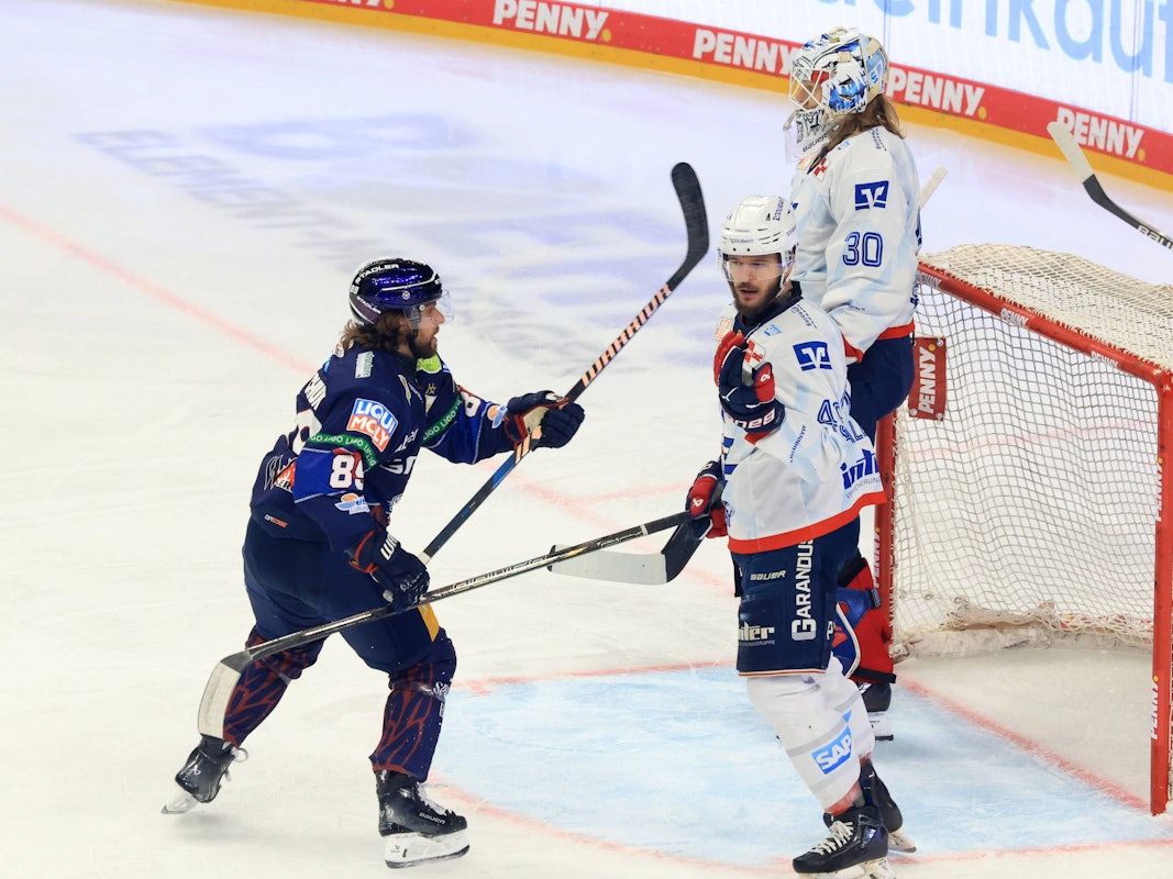 Zach Boychuk und Lukas Kaelble im Spiel der Eisbären Berlin gegen die Adler Mannheim.