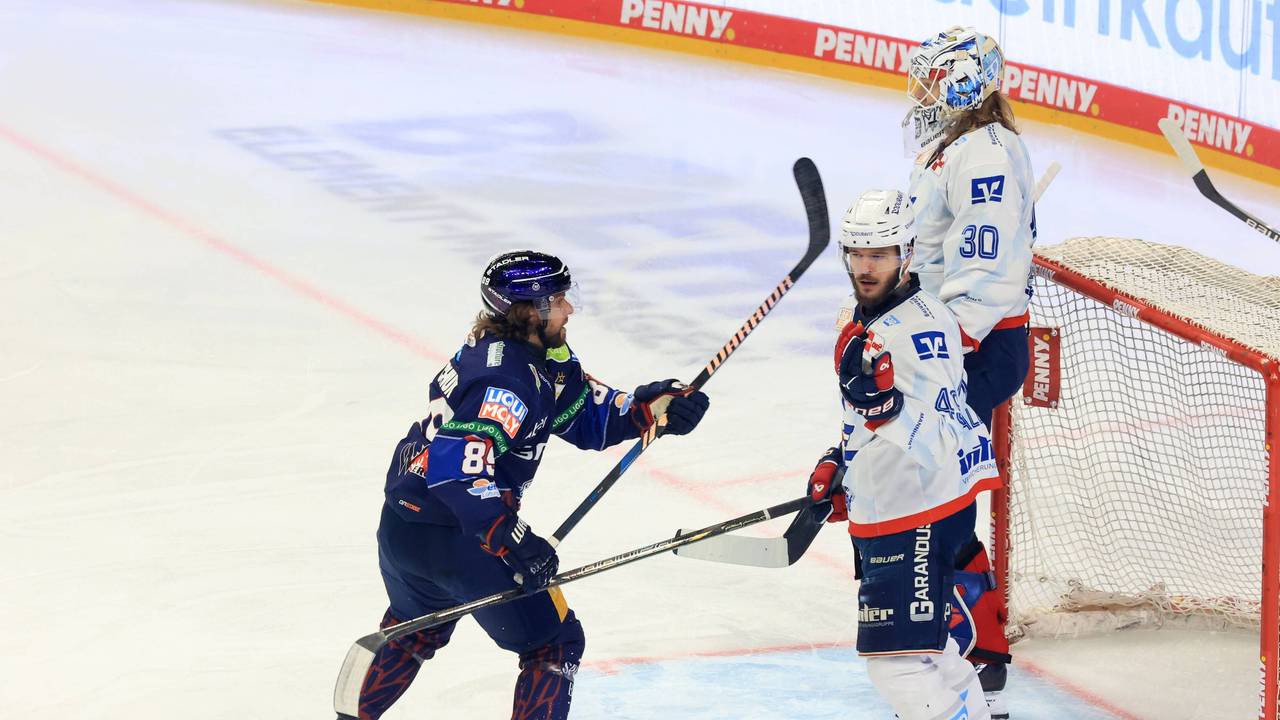 Zach Boychuk und Lukas Kaelble im Spiel der Eisbären Berlin gegen die Adler Mannheim.