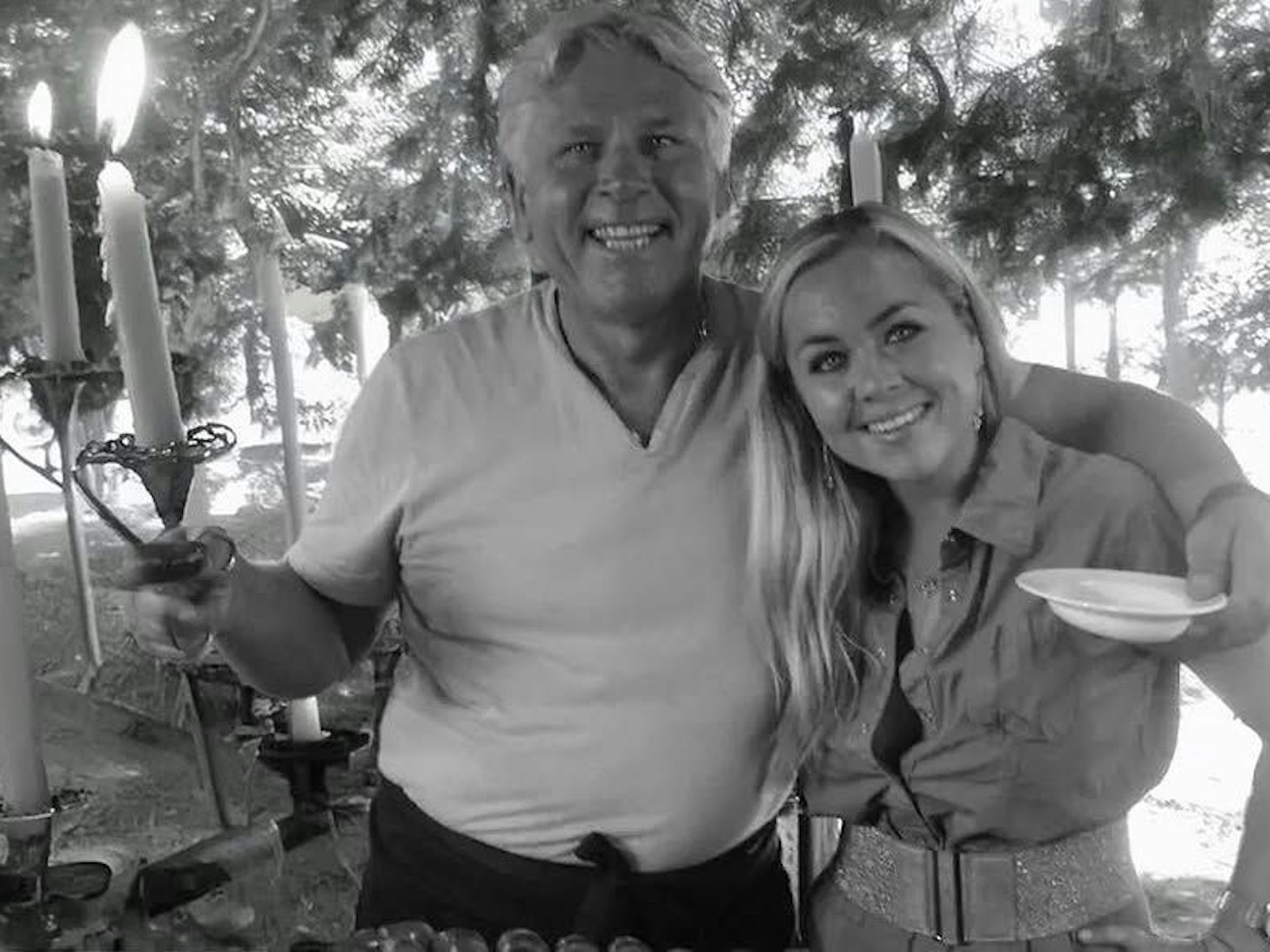 Manfred Kratz präsentiert gemeinsam mit seiner Tochter Rebecca Kratz stolz den Grill von „Manni's Treff“. (2012)