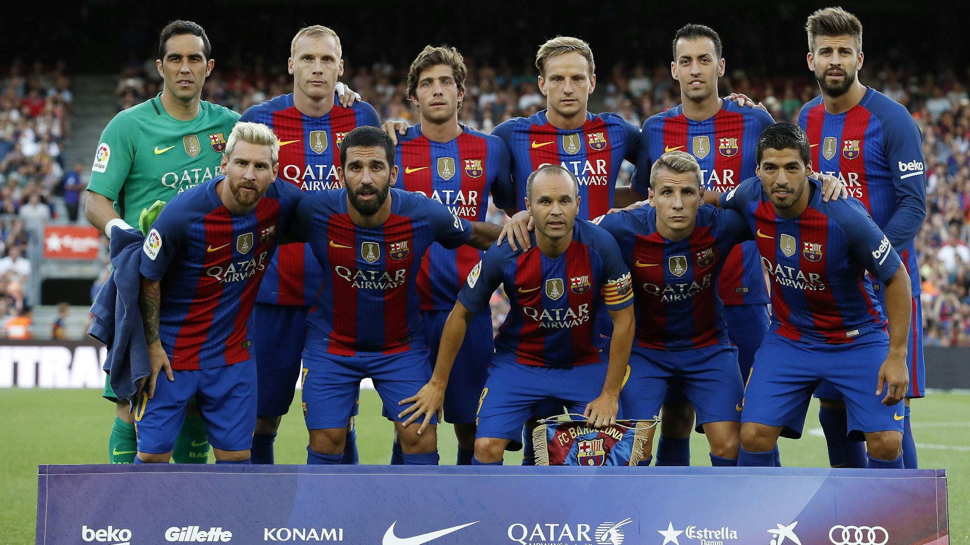 Die Mannschaft des FC Barcelona bei einem Teamfoto.