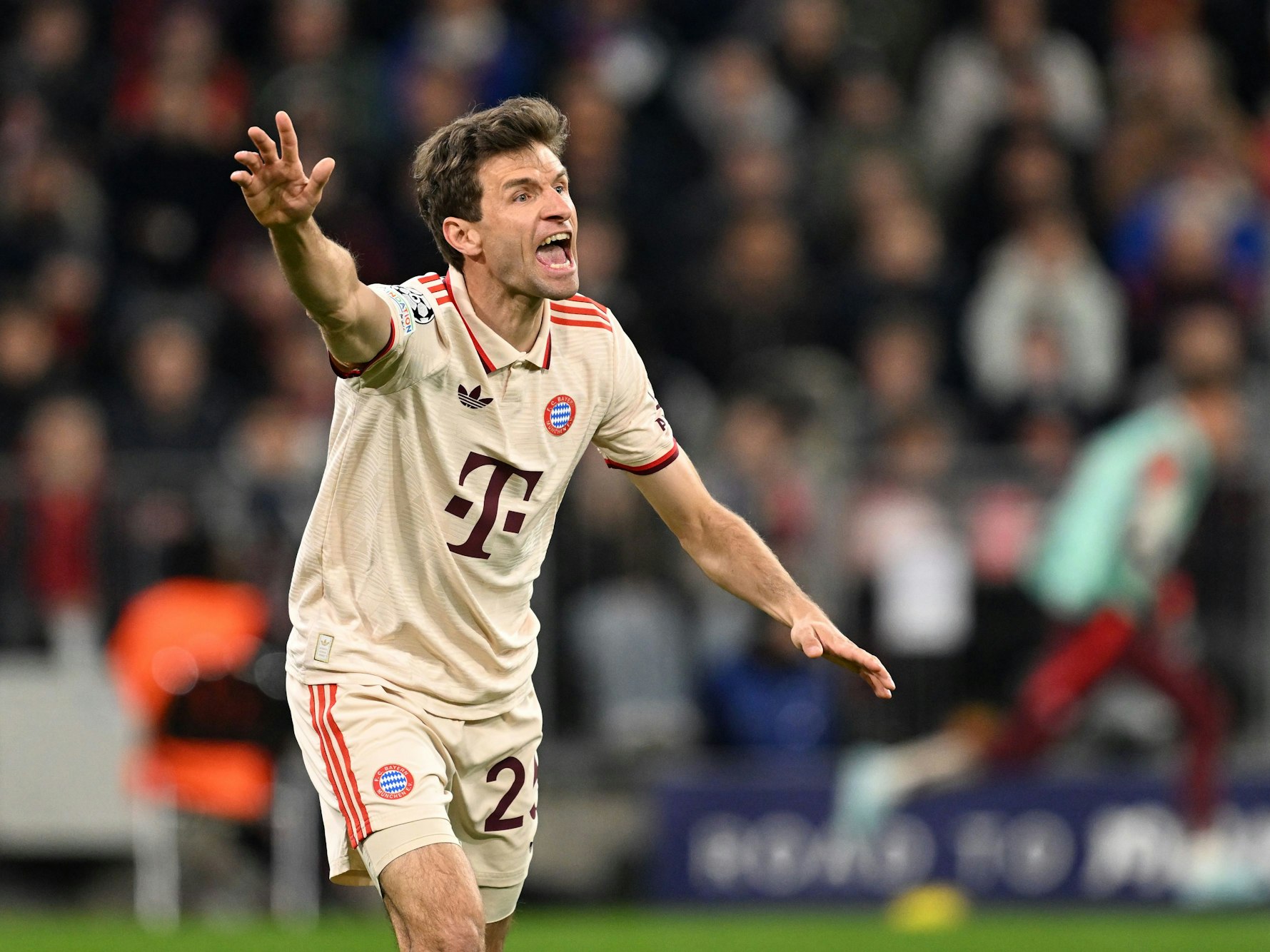 Münchens Thomas Müller beschwert sich beim Schiedsrichter.