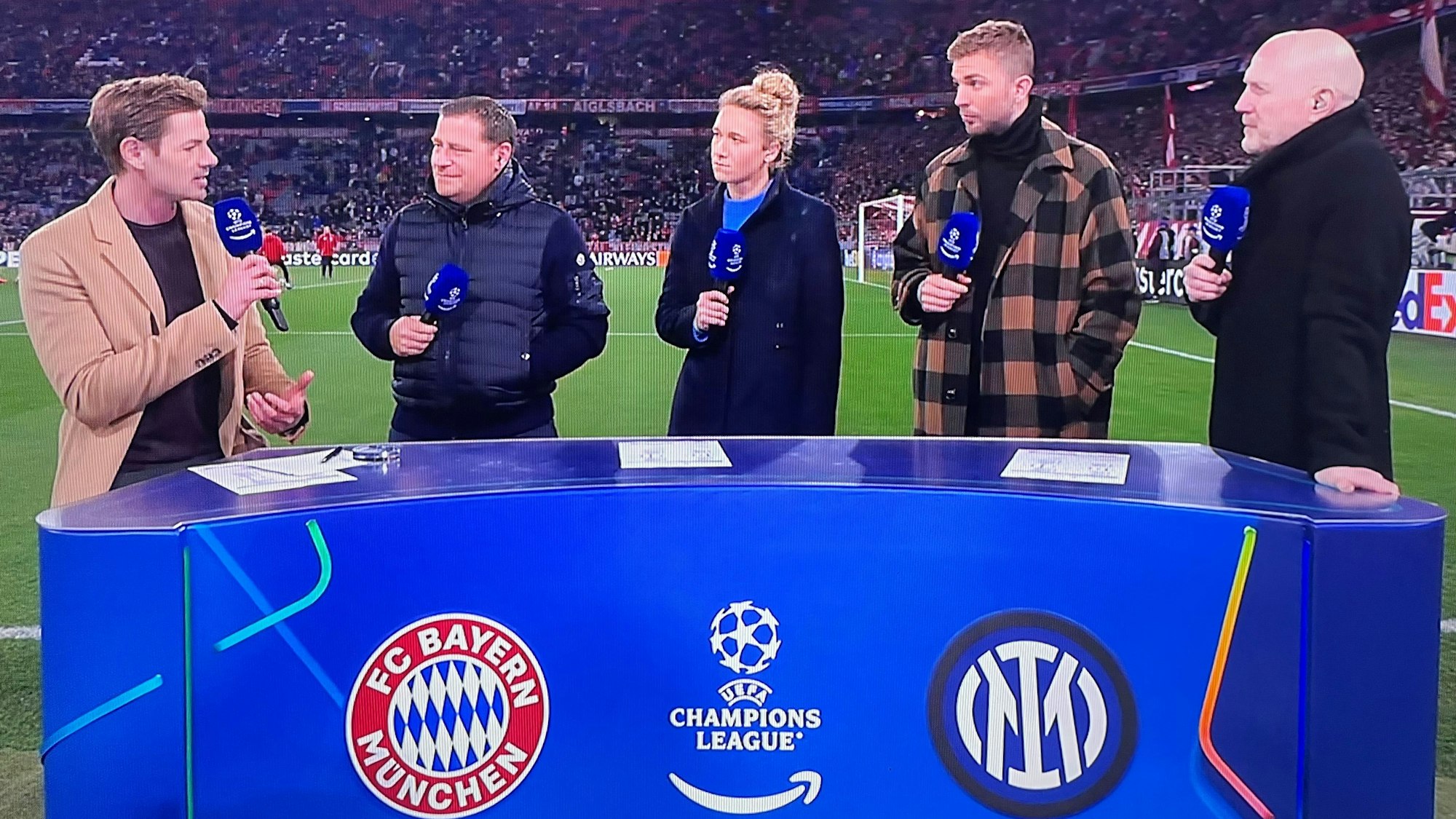 Bayern Sport-Boss Max Eberl in der TV-Runde bei Prime Video mit Moderator Alex Schlüter und den Experten Josephine Hennings, Christoph Kramer und Matthias Sammer