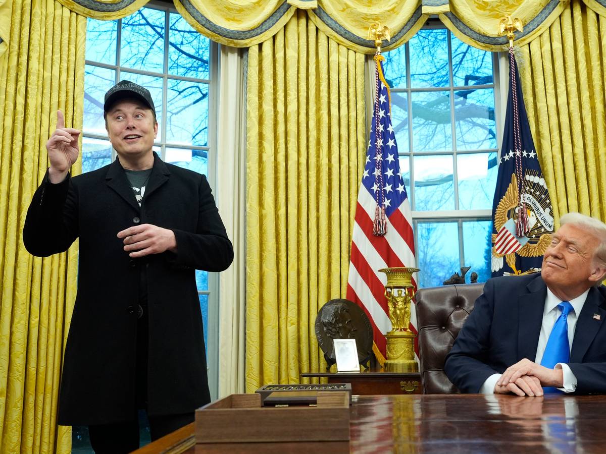 Tesla-Chef Elon Musk neben US-Präsident Donald Trump (hier am 11. Februar im Oval Office): Musk schießt offen gegen einen hochrangigen Trump-Berater.