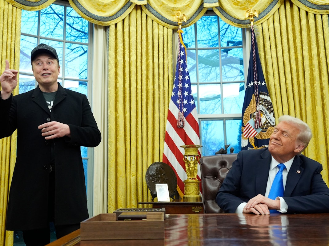 Tesla-Chef Elon Musk neben US-Präsident Donald Trump (hier am 11. Februar im Oval Office): Musk schießt offen gegen einen hochrangigen Trump-Berater.