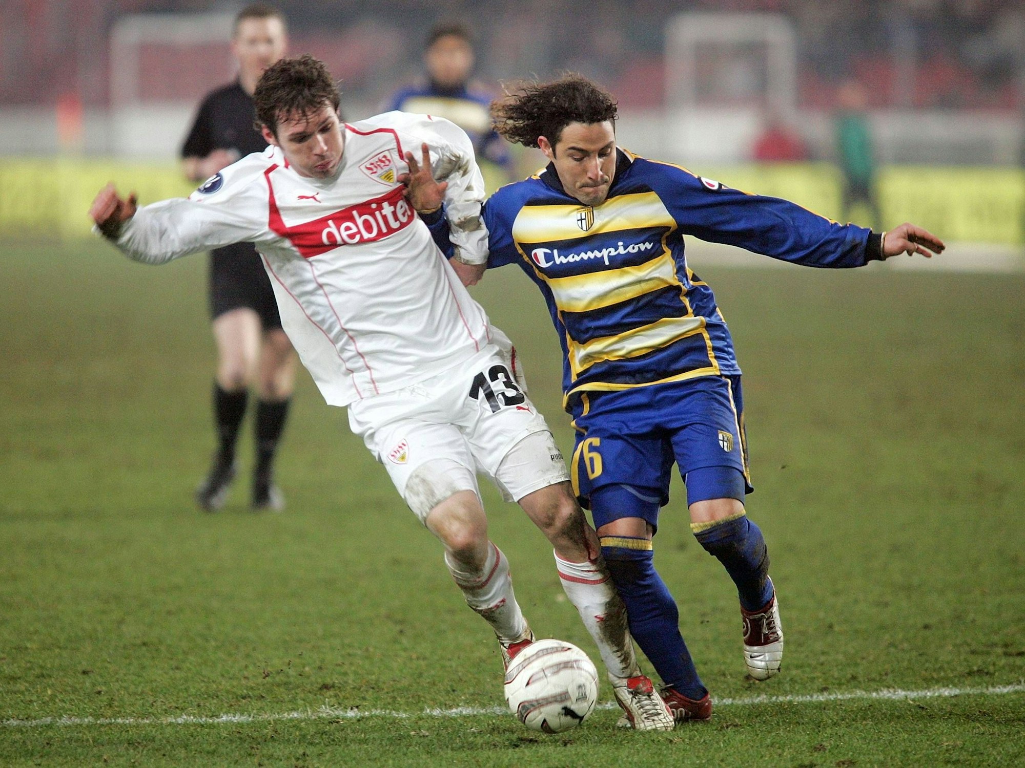 Jorge Bolano im Zweikampf mit Christian Tiffert.