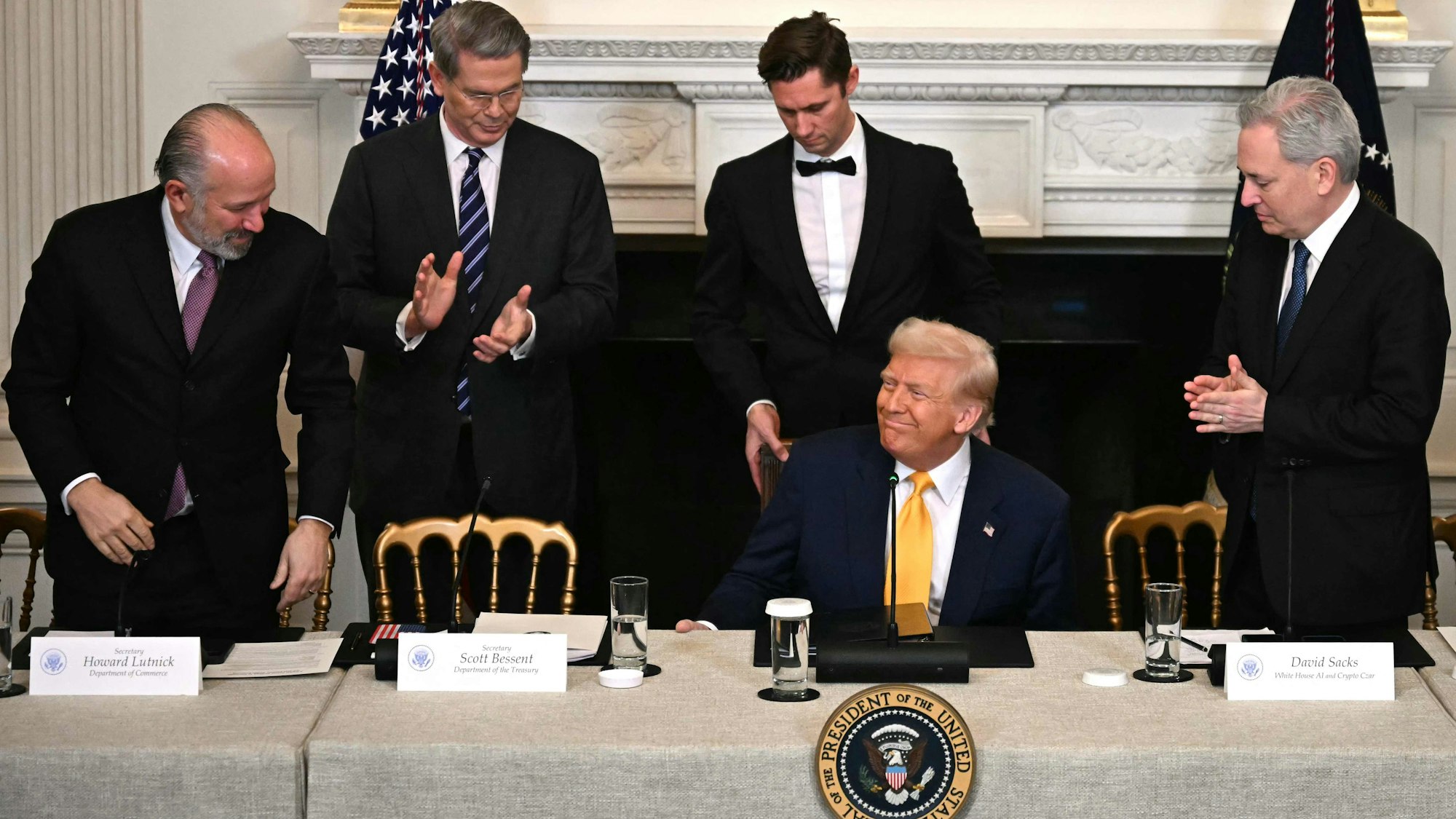 US-Präsident Donald Trump (2.v.r.), flankiert von US-Handelsminister Howard Lutnick (von links), US-Finanzminister Scott Bessent sowie dem KI- und Krypto-Zar des Weißen Hauses, David Sacks.