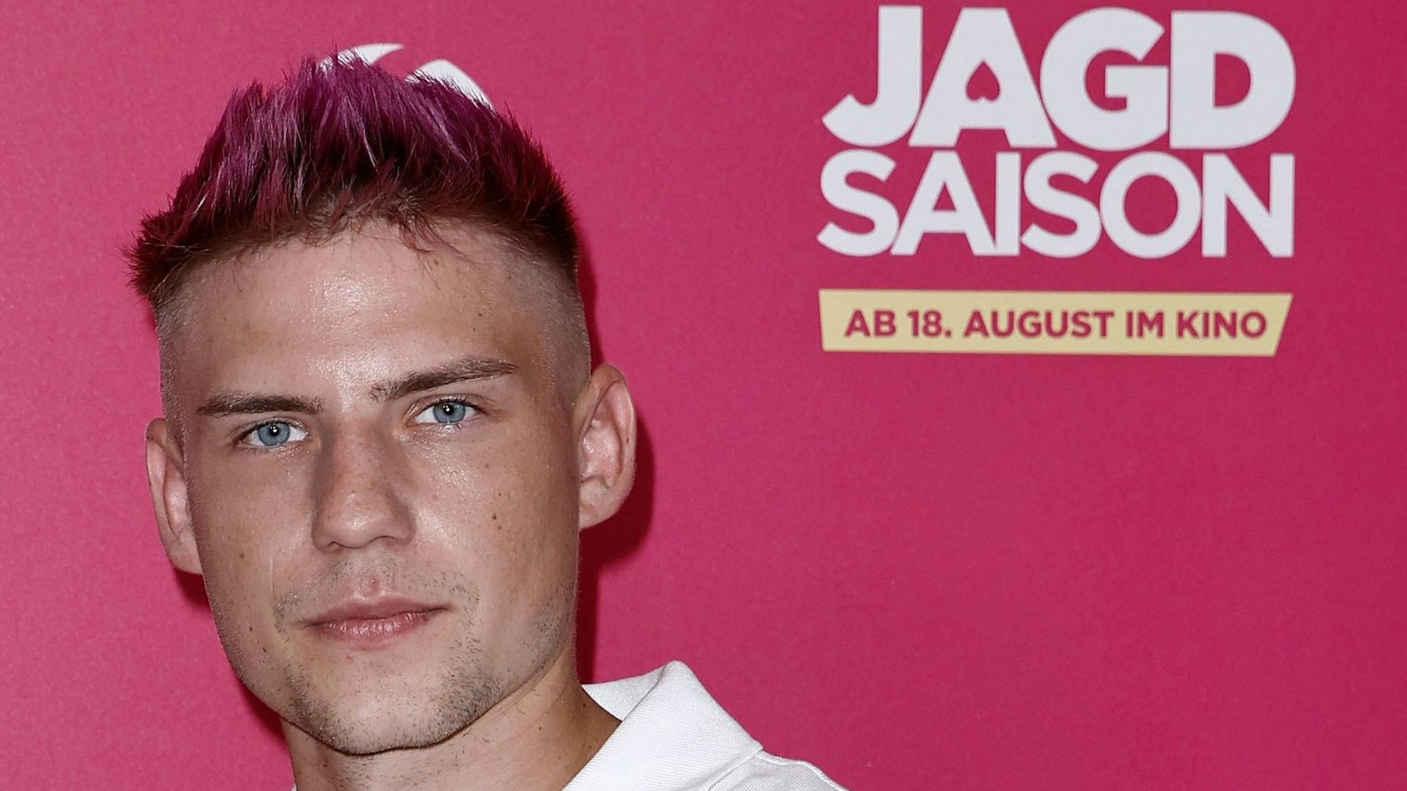 Schauspieler Lennart Borchert auf dem roten Teppich vor der Premiere des Films „Jagdsaison“