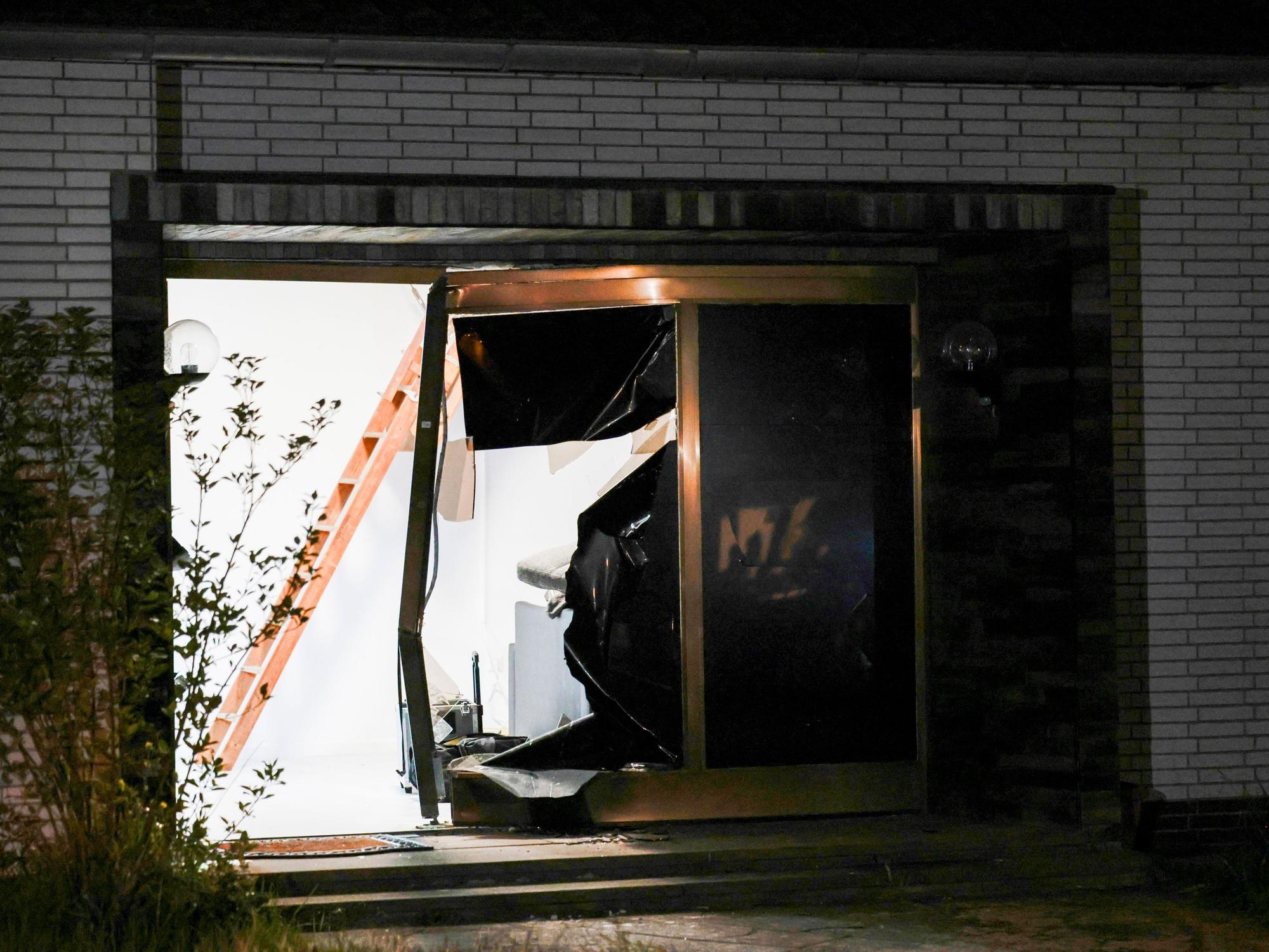 Blick auf den beschädigten Eingang eines Hauses nach einer Durchsuchung durch die Polizei.