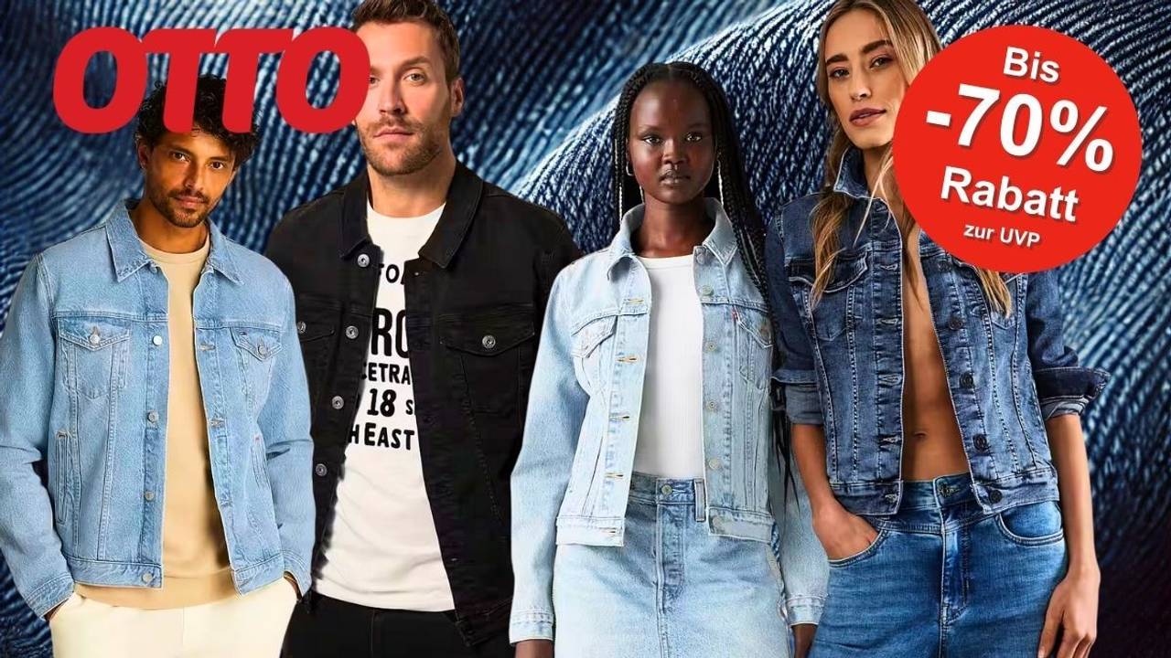 Vier Models in stylischer Jeansmode vor einem Hintergrund in Denim-Optik.