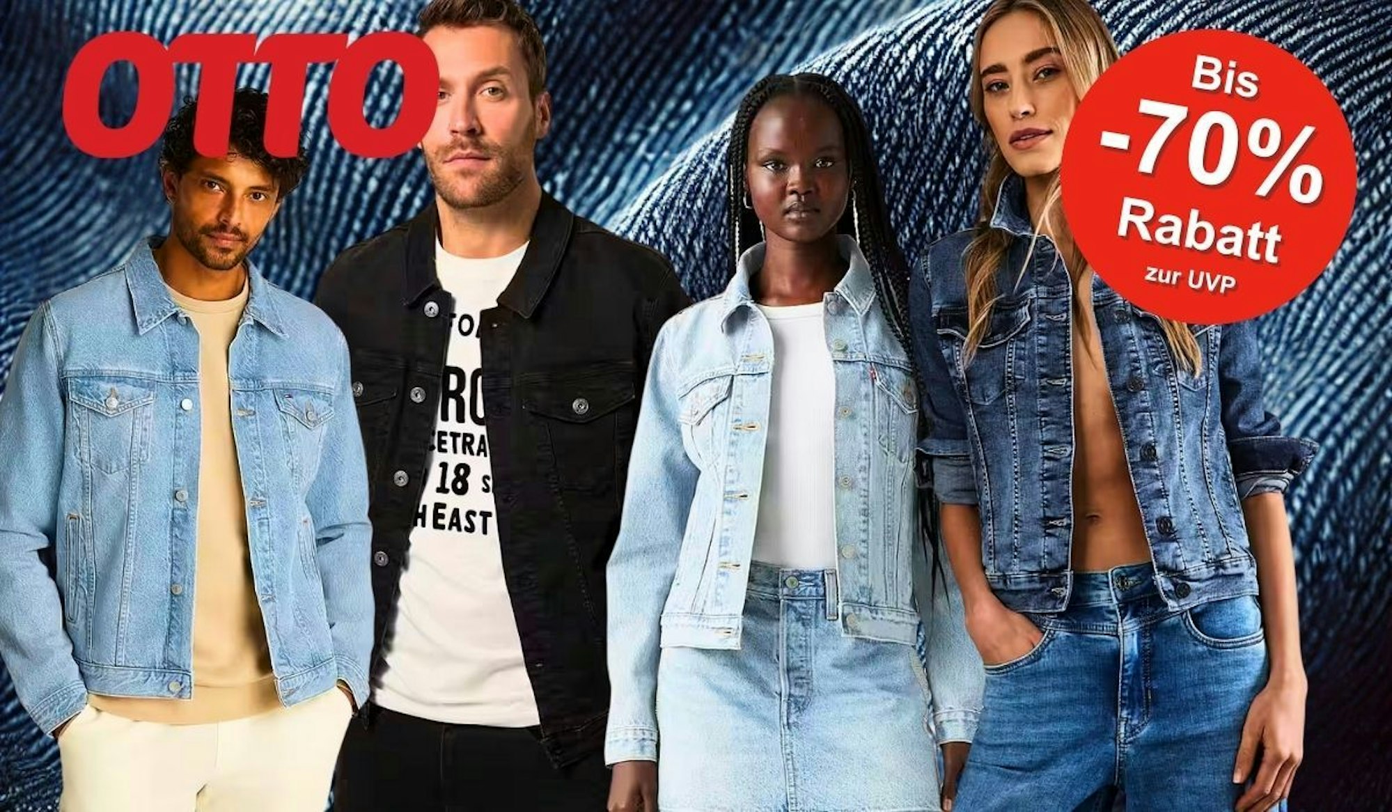 Vier Models in stylischer Jeansmode vor einem Hintergrund in Denim-Optik.
