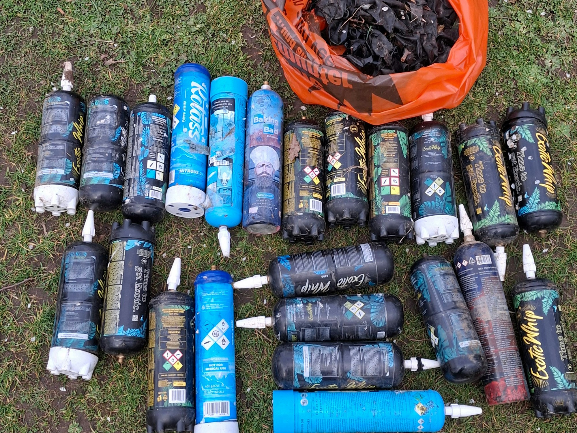 Müllbeute im August-Sander-Park: Jede Menge leere Lachgaskartuschen und eine Mülltüte voll mit Lachgasballons.