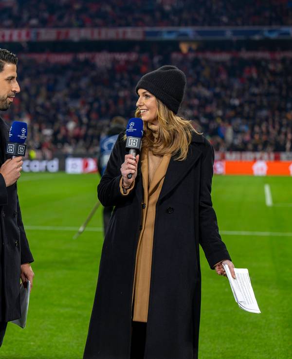 Sami Khedira und Laura Wontorra reden.