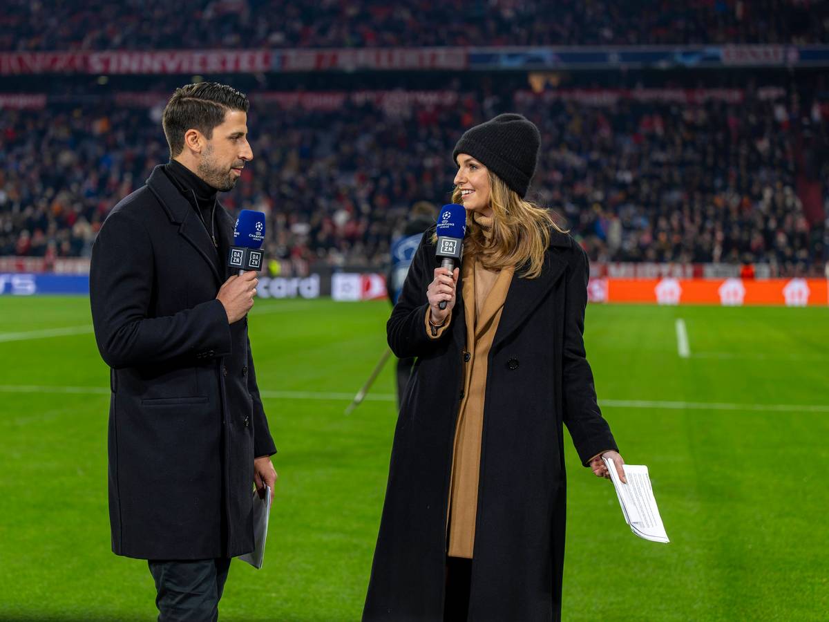 Sami Khedira und Laura Wontorra reden.