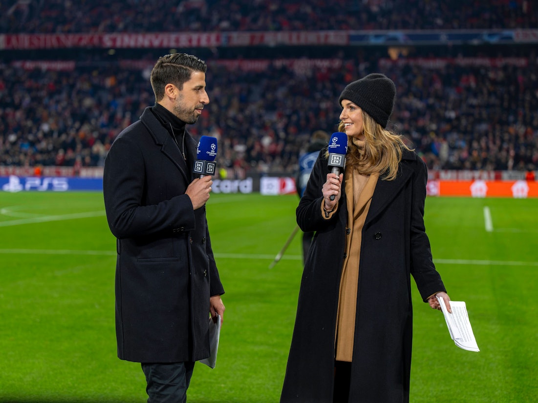 Sami Khedira und Laura Wontorra reden.