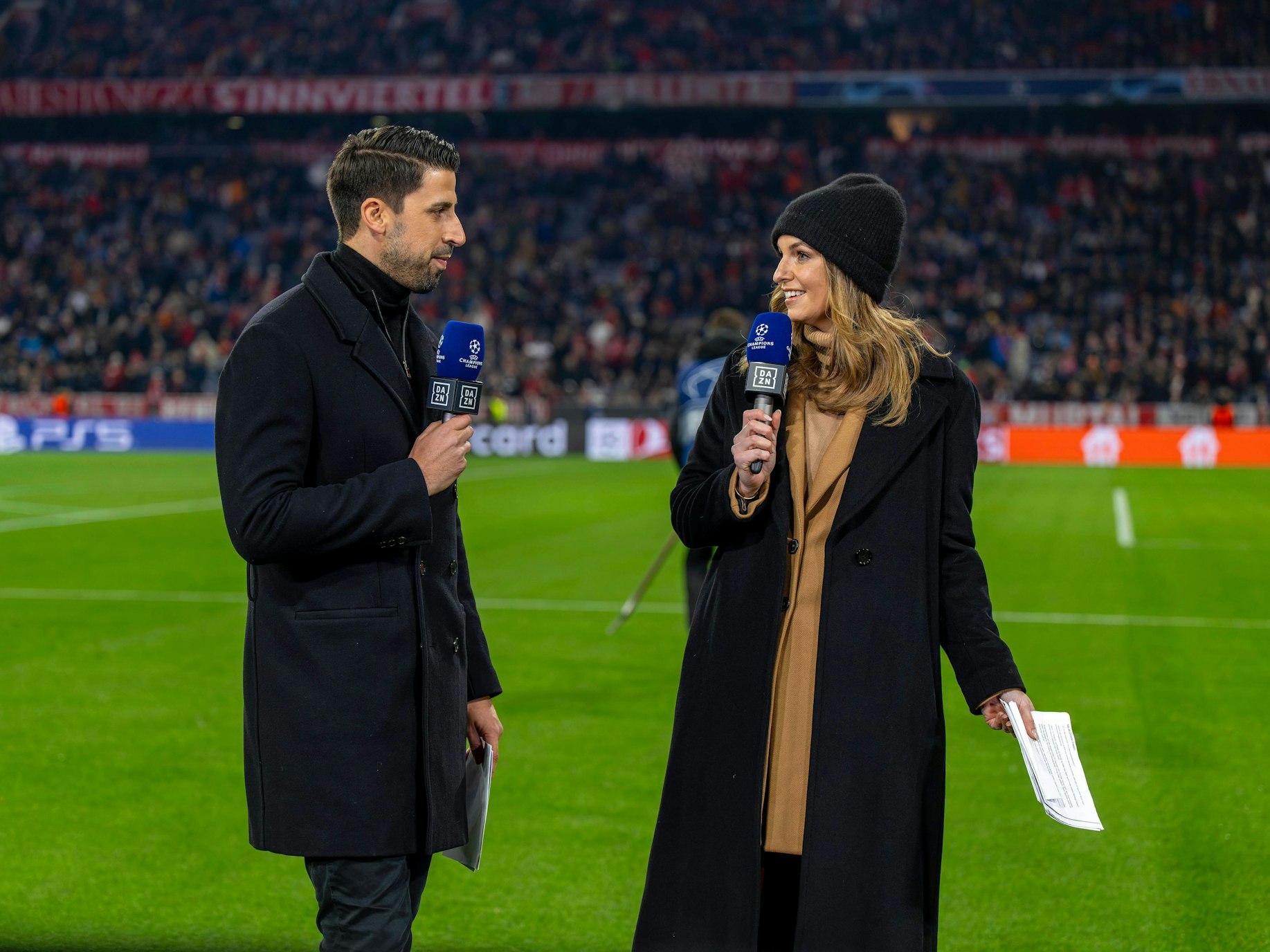 Sami Khedira und Laura Wontorra reden.