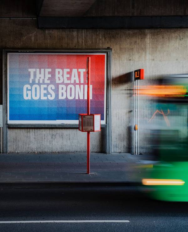 Auch an der KVB-Haltestelle Amsterdamer Straße/Gürtel hängt das Plakat „The Beat Goes Bonn“.