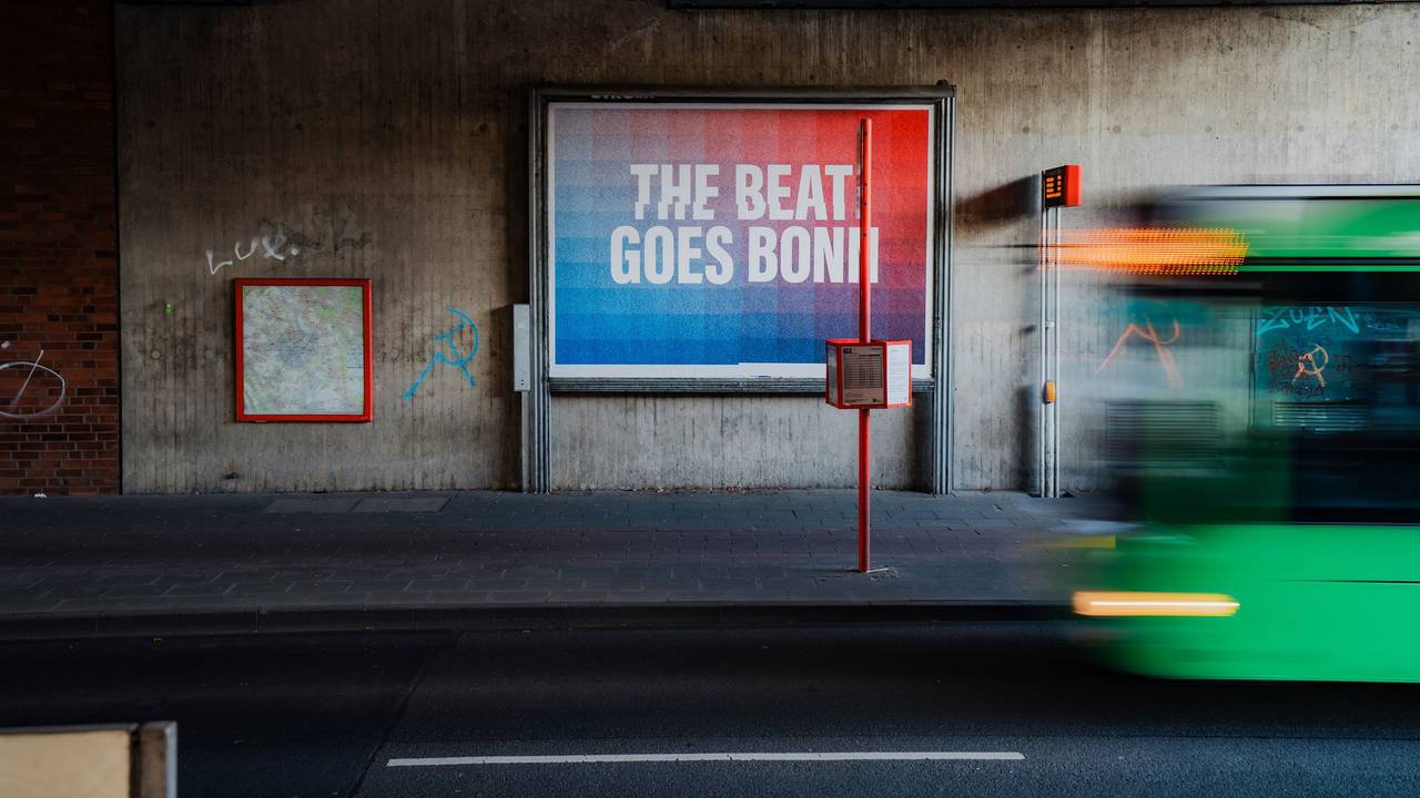 Auch an der KVB-Haltestelle Amsterdamer Straße/Gürtel hängt das Plakat „The Beat Goes Bonn“.