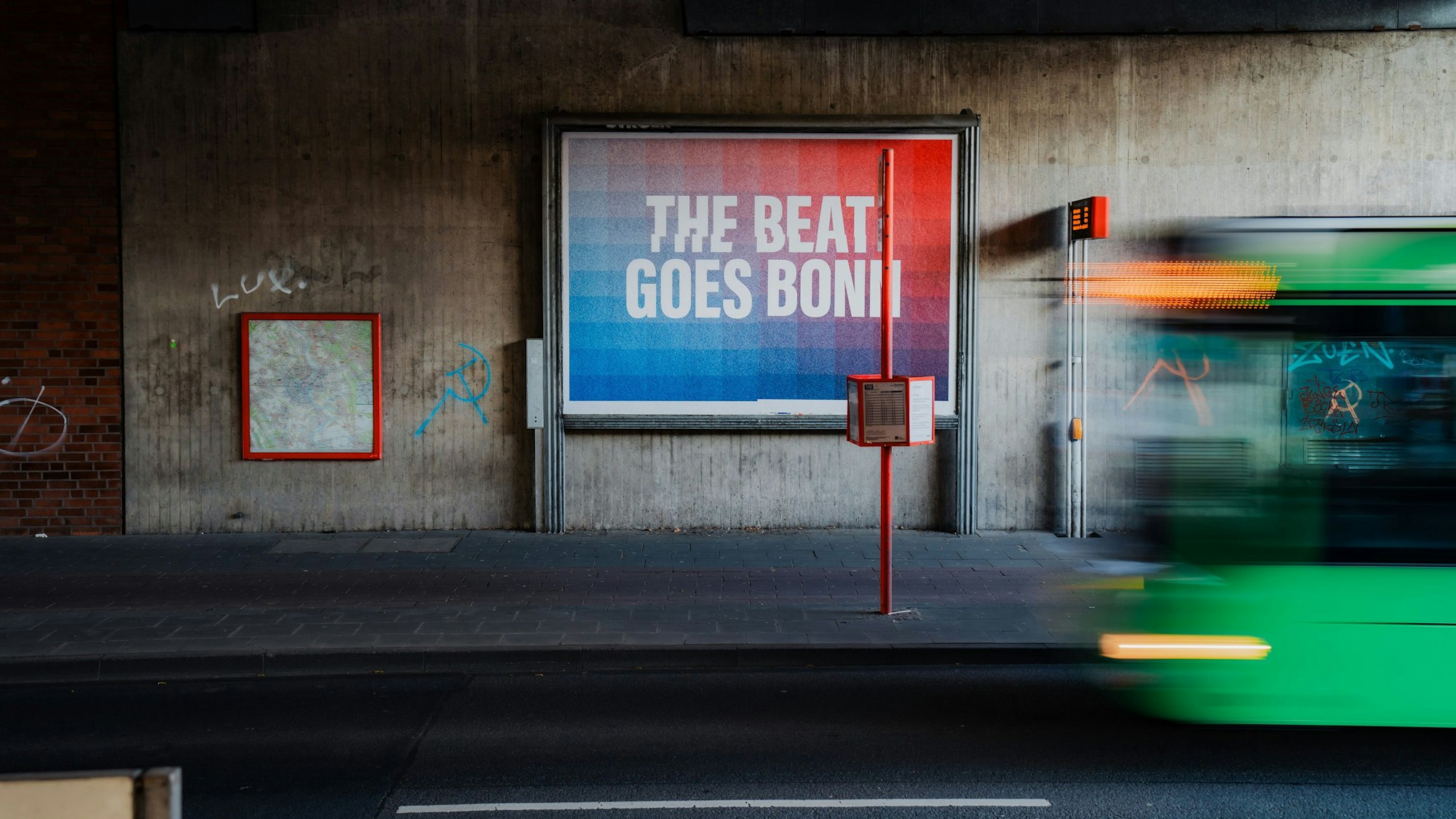 Auch an der KVB-Haltestelle Amsterdamer Straße/Gürtel hängt das Plakat „The Beat Goes Bonn“.