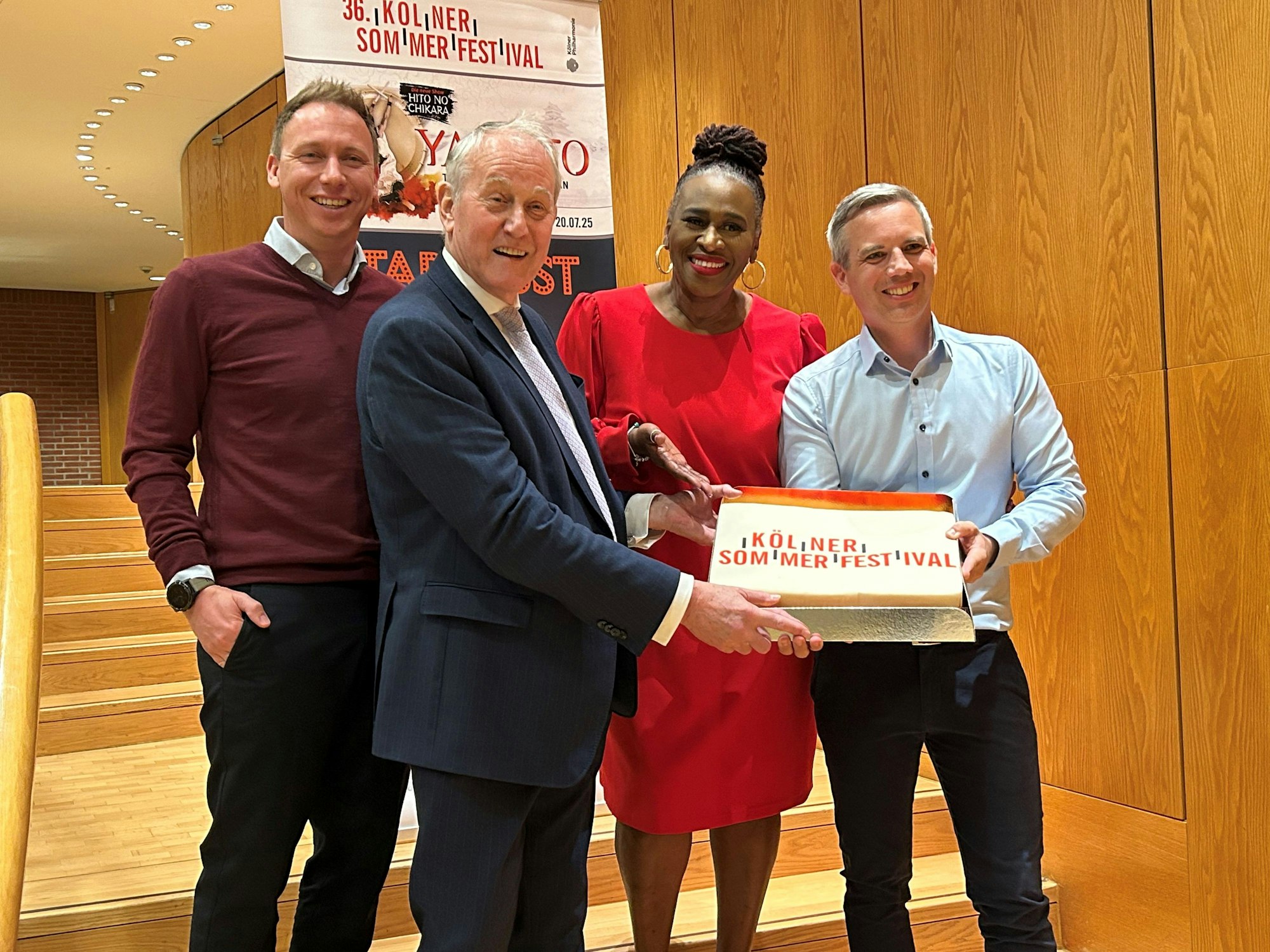 Christian Herrmann, Louwrens Langevoort, Ingrid Arthur und Matthias Lienemann posieren mit Torte.